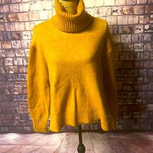 Yellow turtle neck 🐢